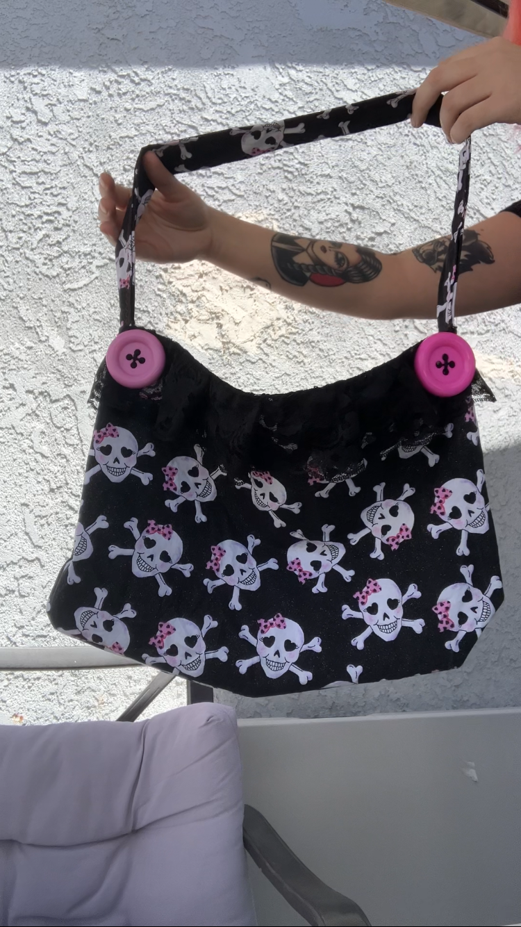 Skulls n buttons purse <3
