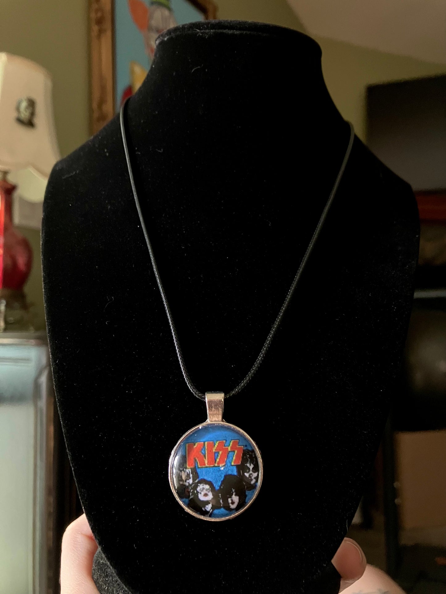 Kiss necklace