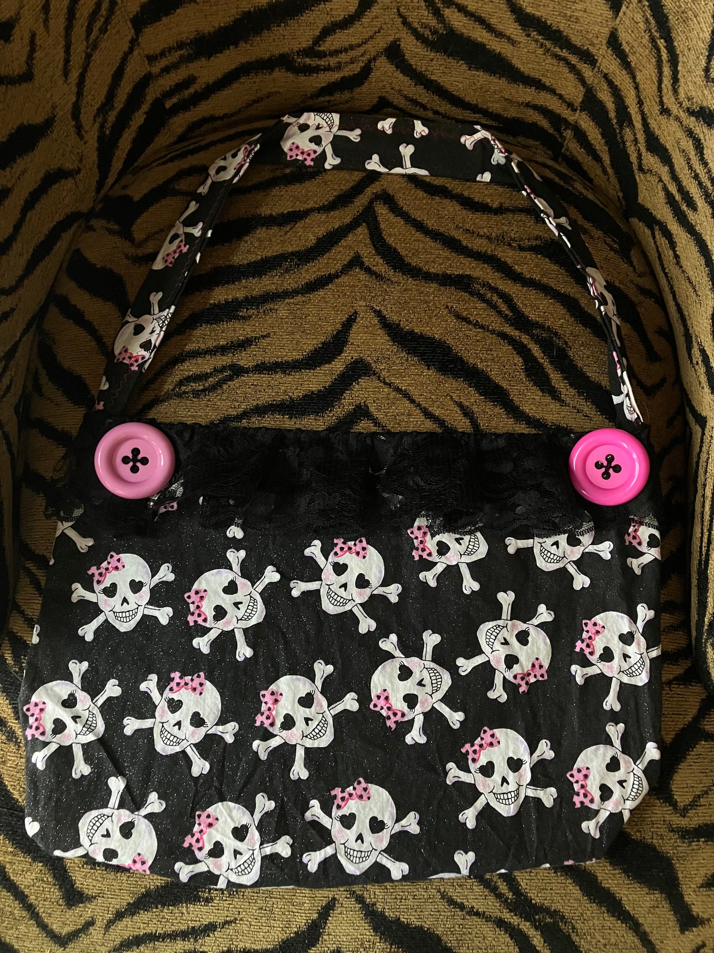 Skulls n buttons purse <3