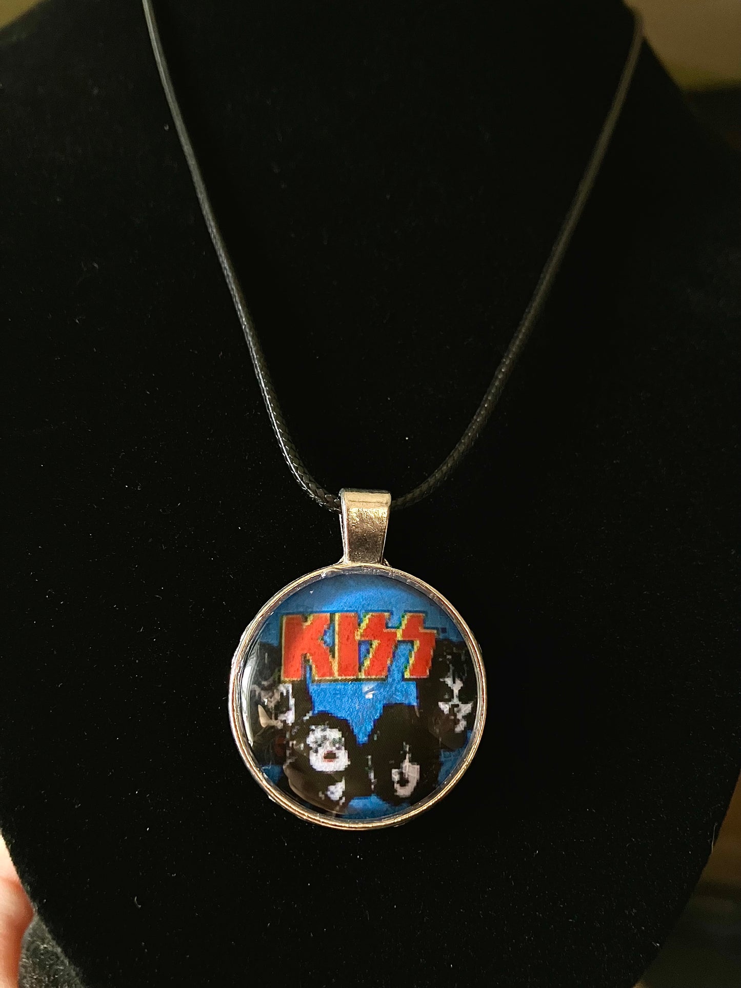 Kiss necklace